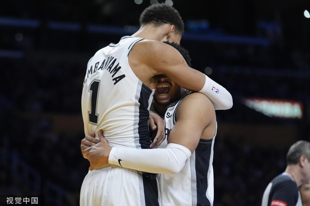 他通过午餐 他通过午餐